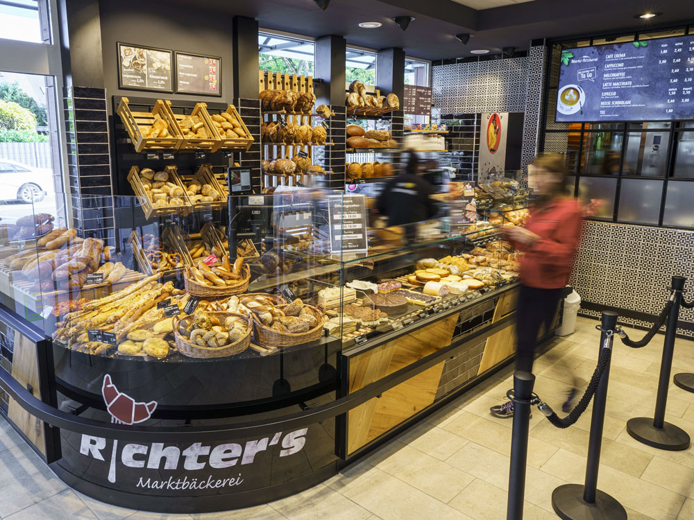 Richters MArktbäckerei mit Kundin