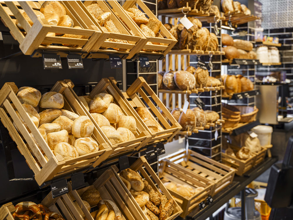 Auslagen mit Brötchen und Broten