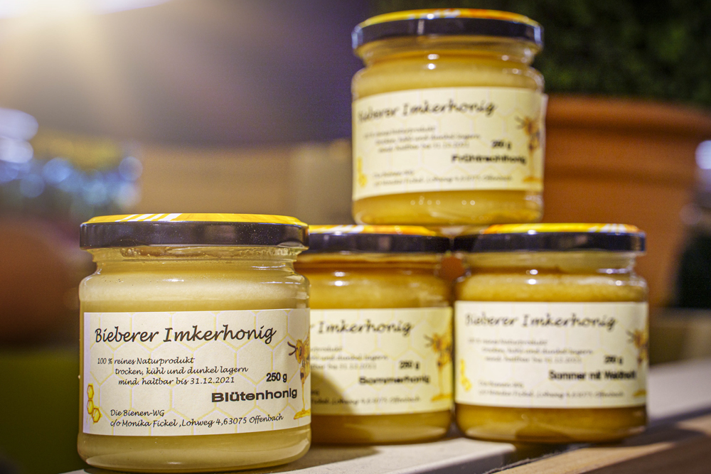 Mehrere Gläser Honig