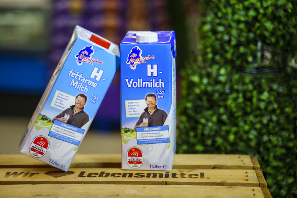 Zwei Packungen Vollmilch