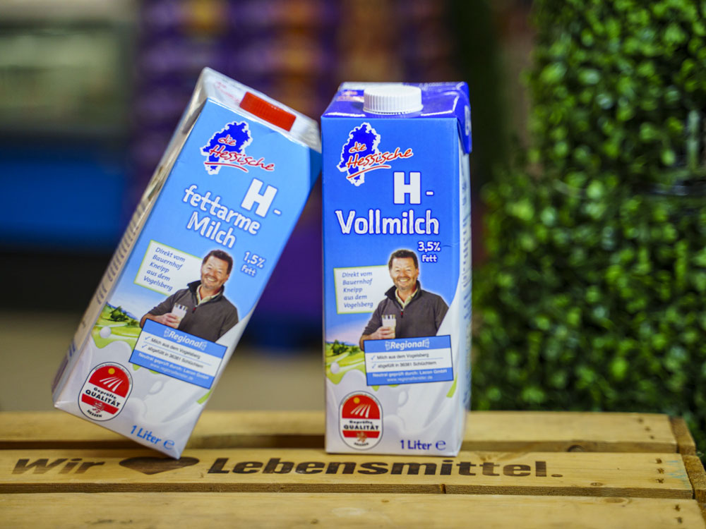 Zwei Packungen Milch