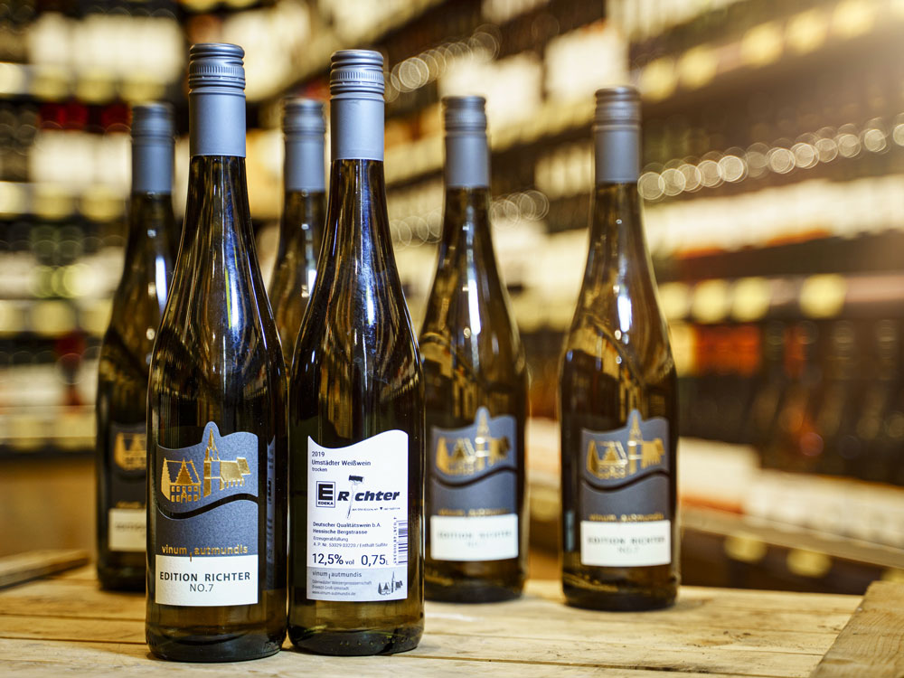 Mehrere Flaschen Wein