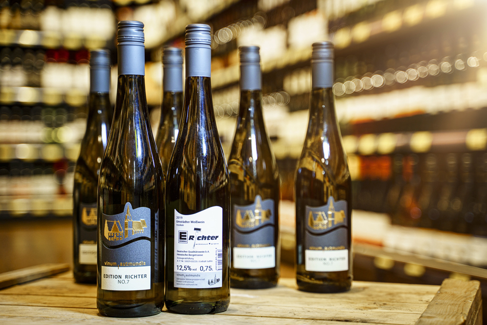 Einige Flaschen Wein